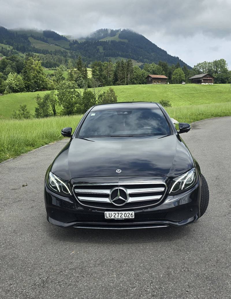 Nova Taxi Fahrzeug vor Berglandschaft in der Zentralschweiz