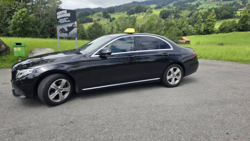 Nova Taxi Seitenansicht mit Taxischild – Flughafentransfer Zürich