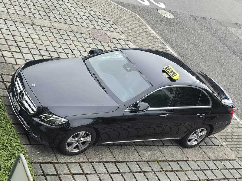 Nova Taxi schräg von vorne mit See im Hintergrund – Taxi Luzern